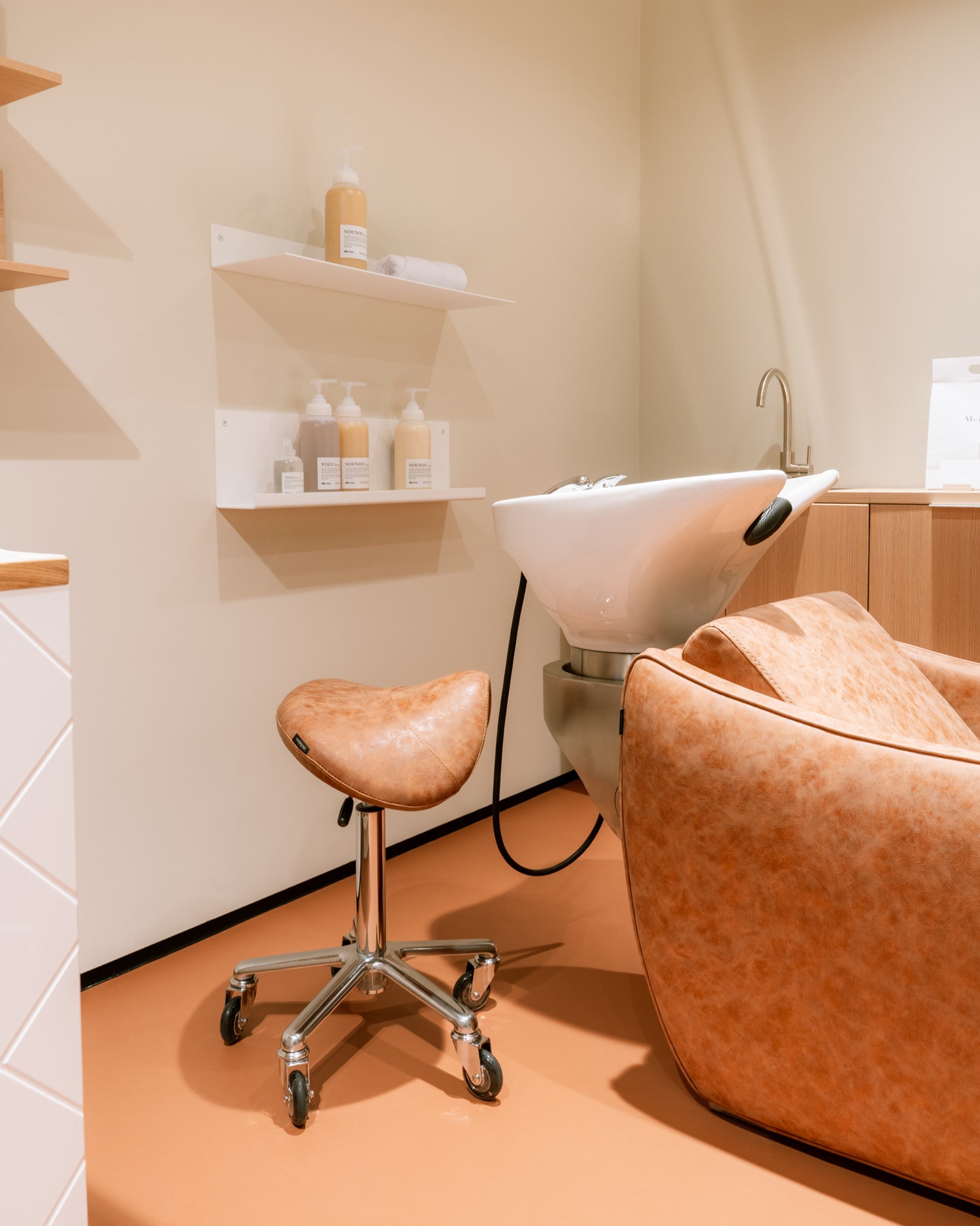 Display Shampoo - Hvid shampoohylde i aluminium