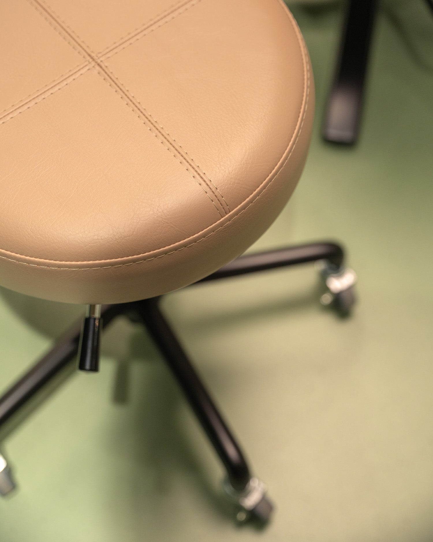 Zen beige klippestol detalje billede af læder og syninger i høj kvalitet