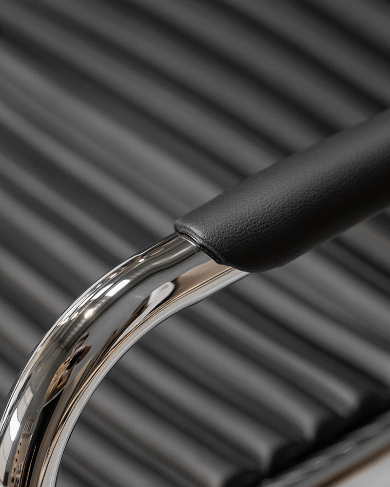 Fiore kundestolen til frisører er nu kommet til europa. Stolen har tidligere været kendt som Olymp 2000 fra det tyske mærke Olymp Armlæn