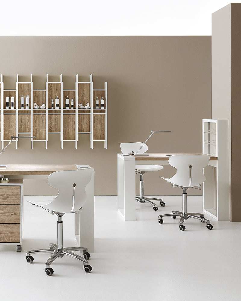 Brio - Hvid behandlerstol - krom krydsfod