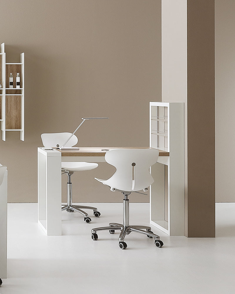 Living - Hvidt neglebord med LED lys - Indbygget reol - Med sug