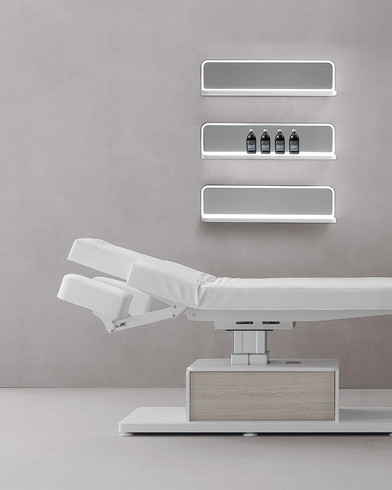 The Ben - Hvid massagebriks med detaljer i gråt egetræsmønster - med motor - med justerbare armlæn