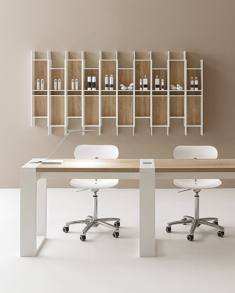 Slim - Hvid salgsreol med detaljer i Egetræsmønster