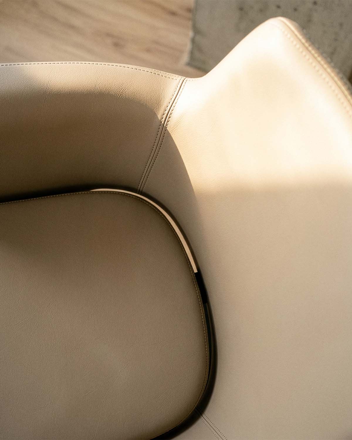Greiner 38 - Beige kundestol med sort pladefod