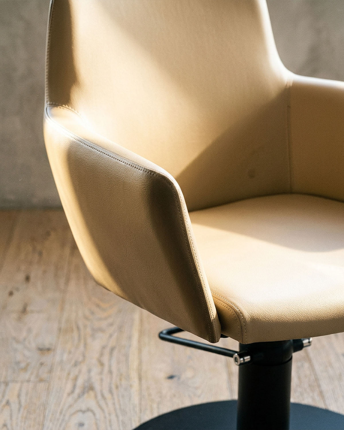 Greiner 38 - Beige kundestol med sort pladefod