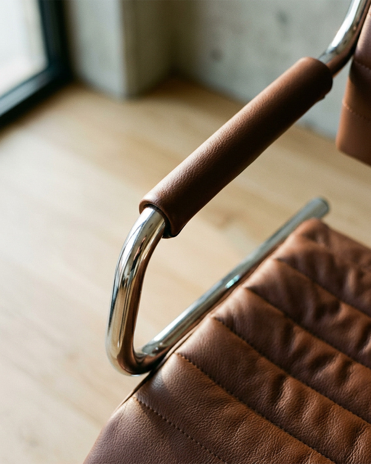 Greiner 59 - brun kundestol med krom krydsfod