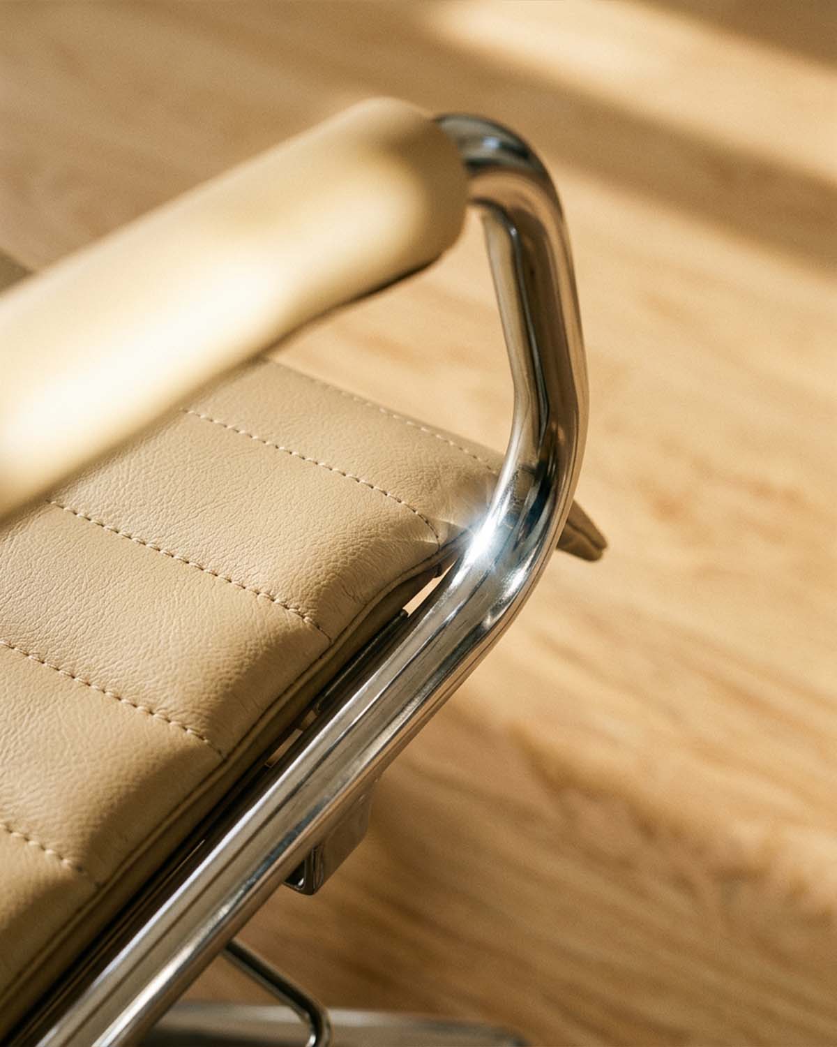 Greiner 59 - beige kundestol med krom krydsfod