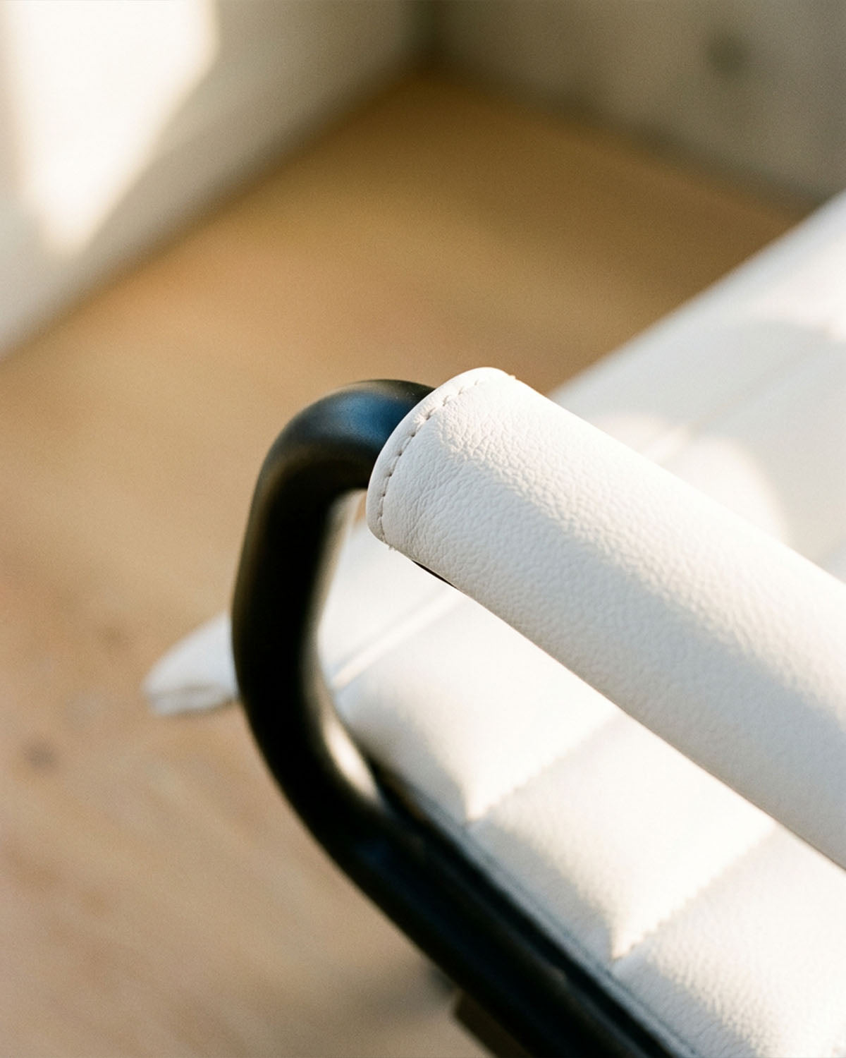 Greiner 59 - hvid kundestol med sort krydsfod