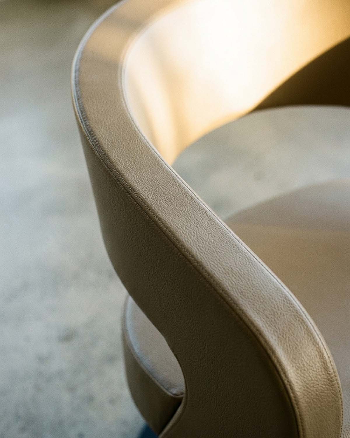 Greiner 50 - Beige kundestol med sort pladefod