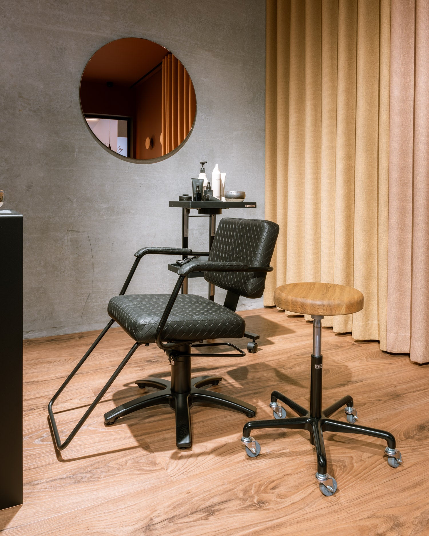 Zen - Klippestol med sæde i træ- Sort krydsfod