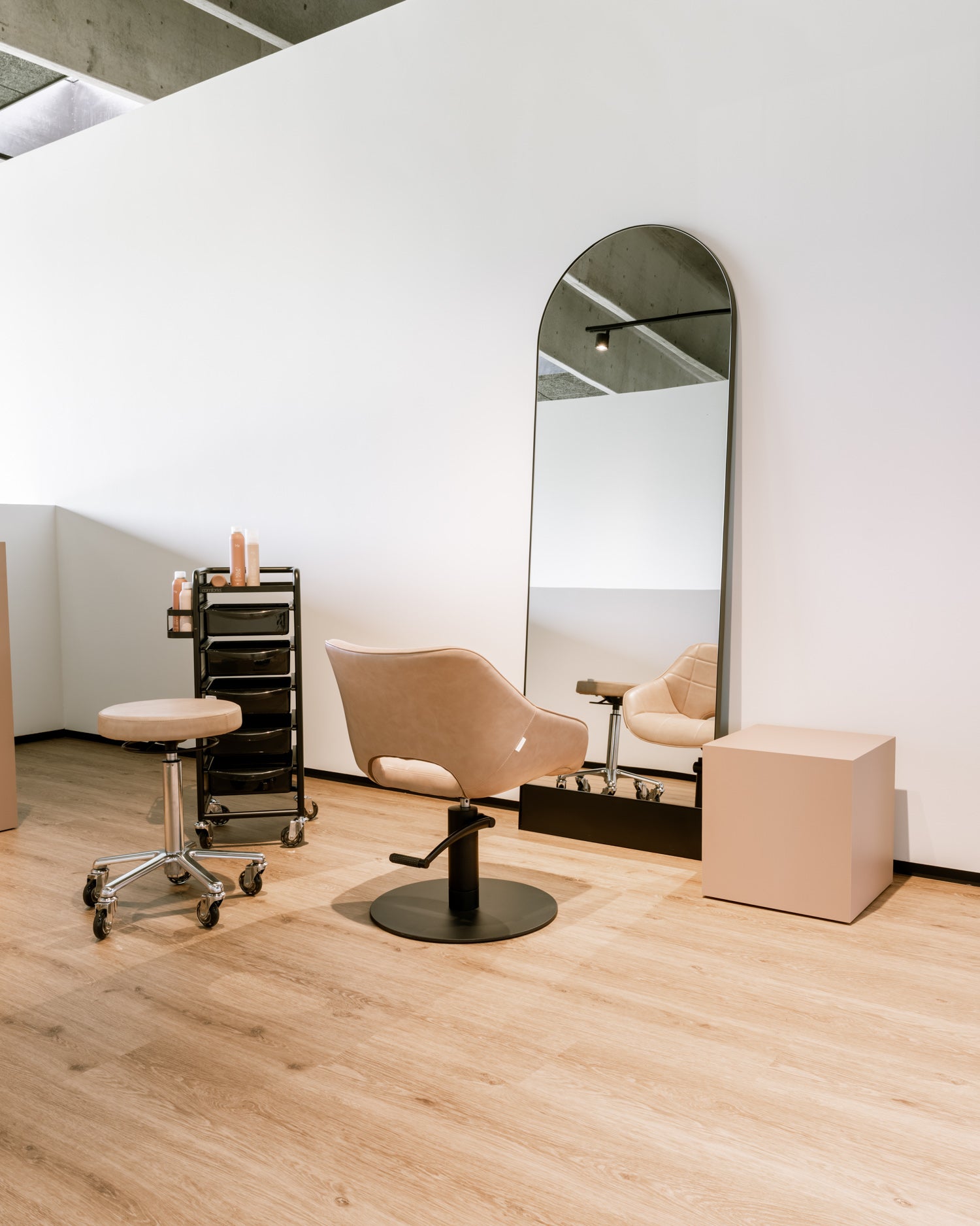 Rosie Blush - Lyserød frisørstol - Sort pladefod