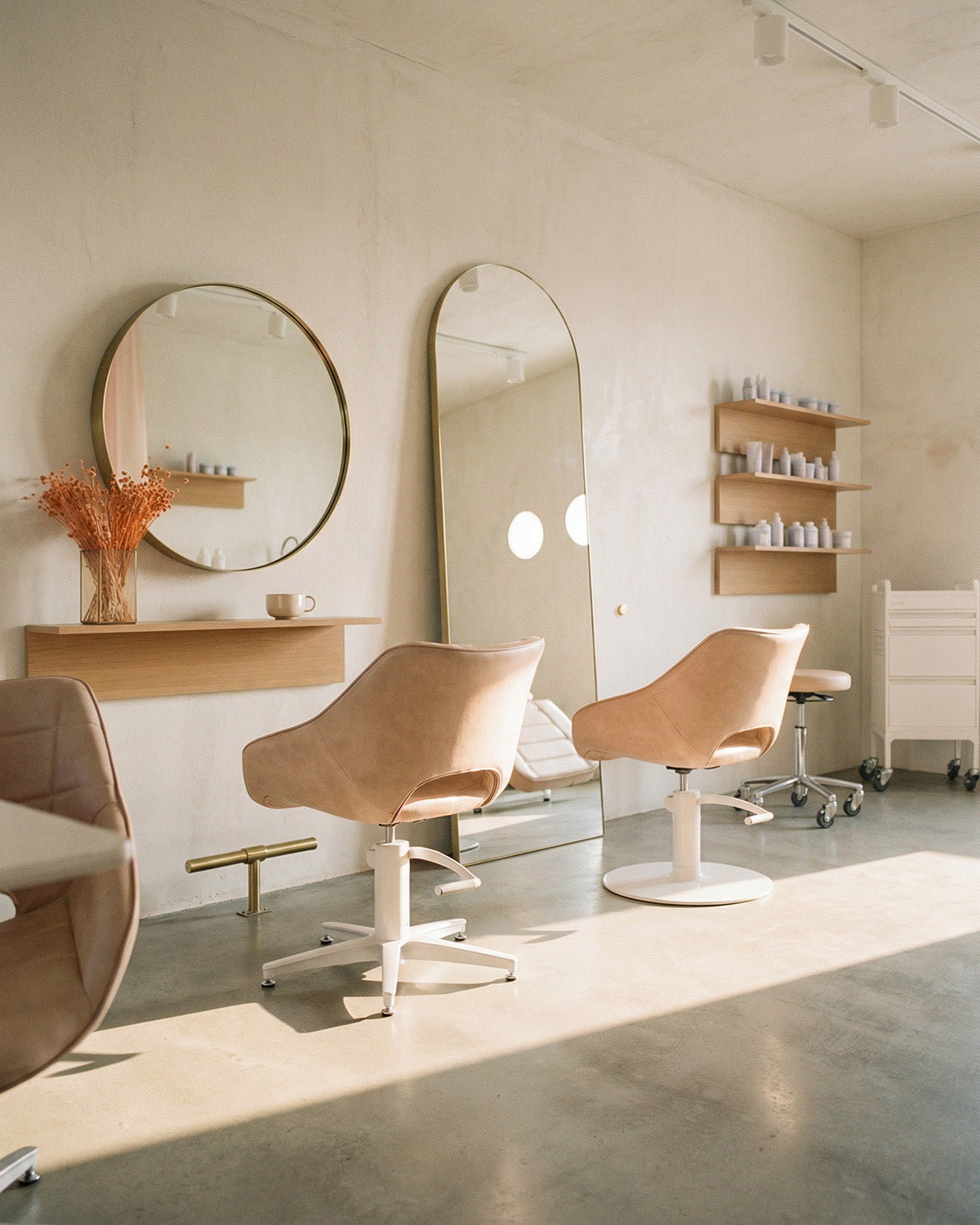 Rosie Blush - Lyserød frisørstol - Hvid pladefod