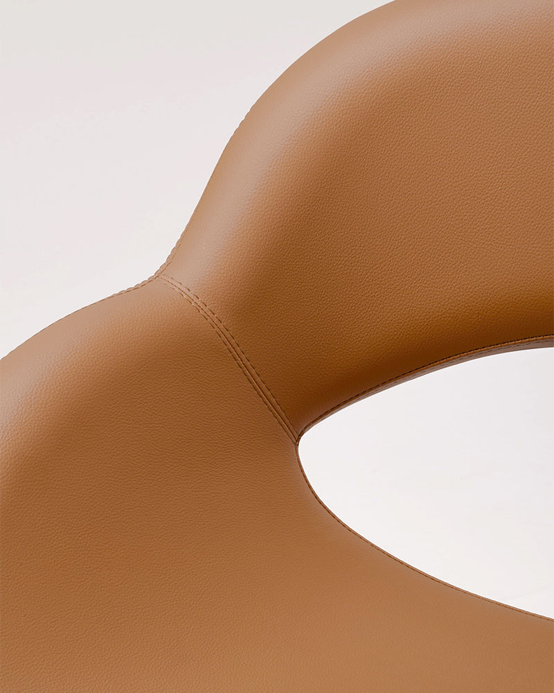 Thea - Cognac-farvet kundestol med sort pladefod