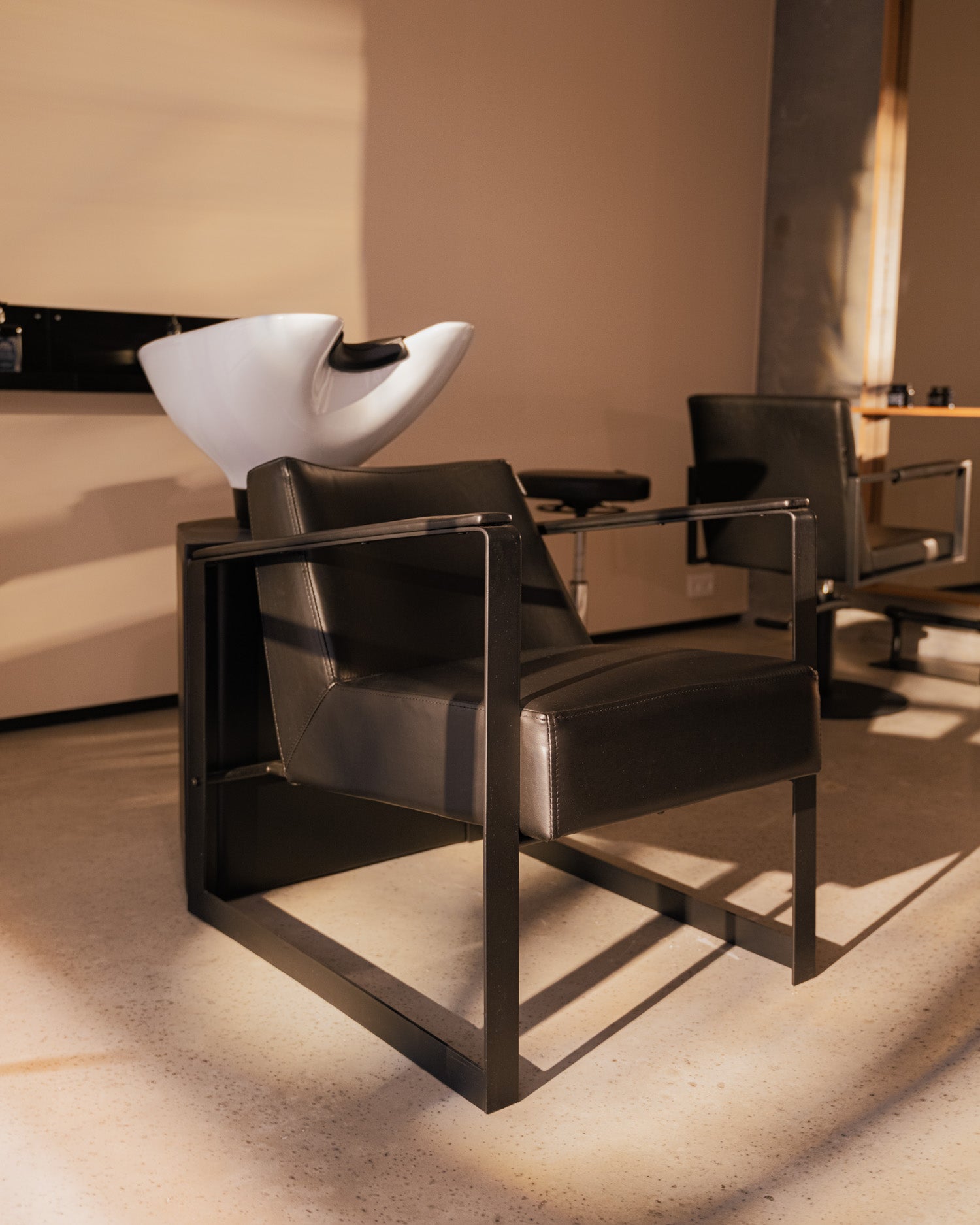 Lambert - Sort vaskestol - Hvid kumme