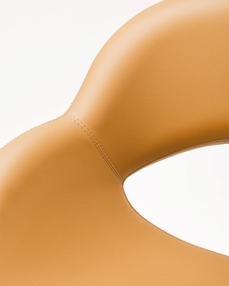 Thea - Orange kundestol med sort krydsfod