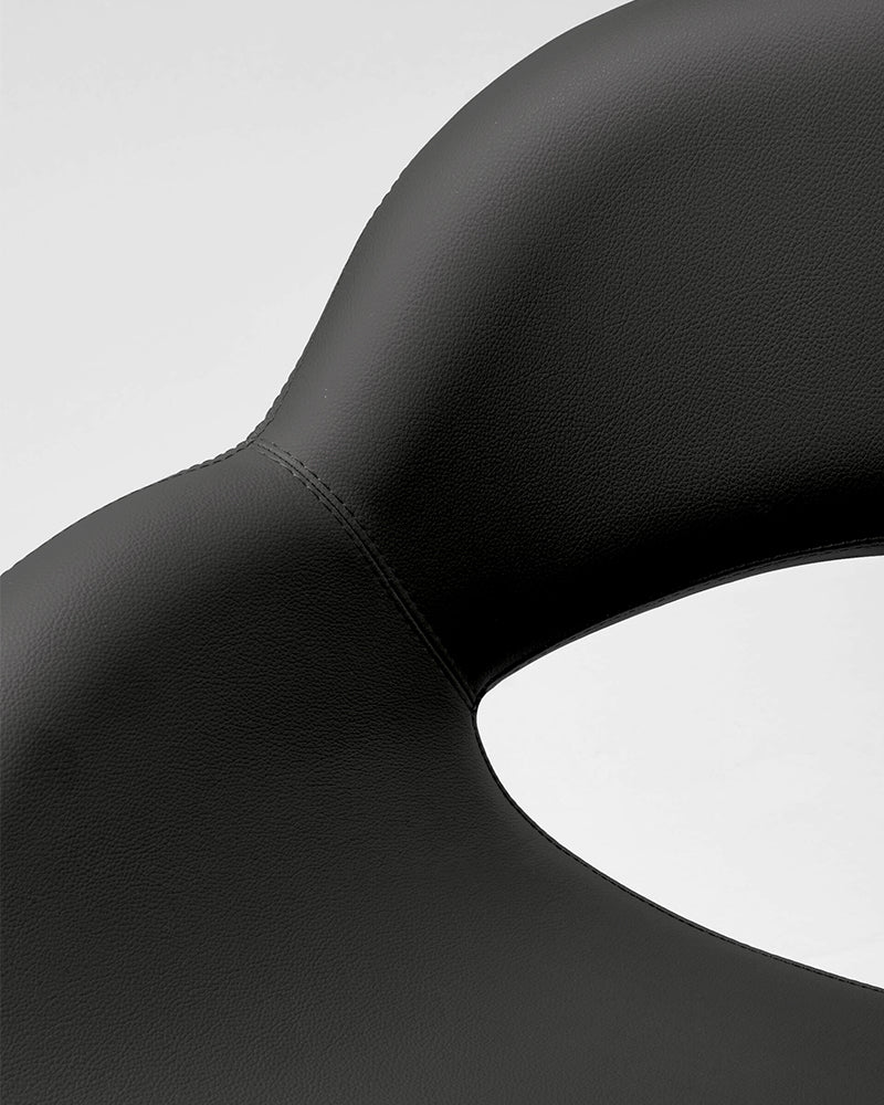 Thea - Sort kundestol med krom krydsfod