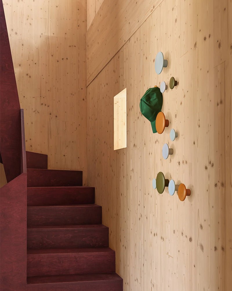 Dots - Knag i orange egetræ - ø17