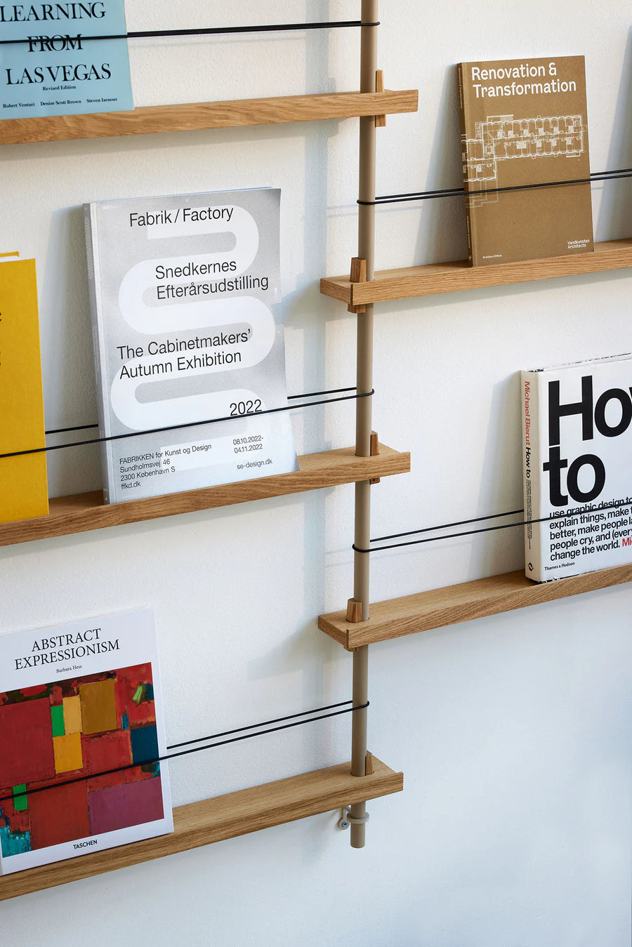 Magasinhylde i egetræ og varm grå