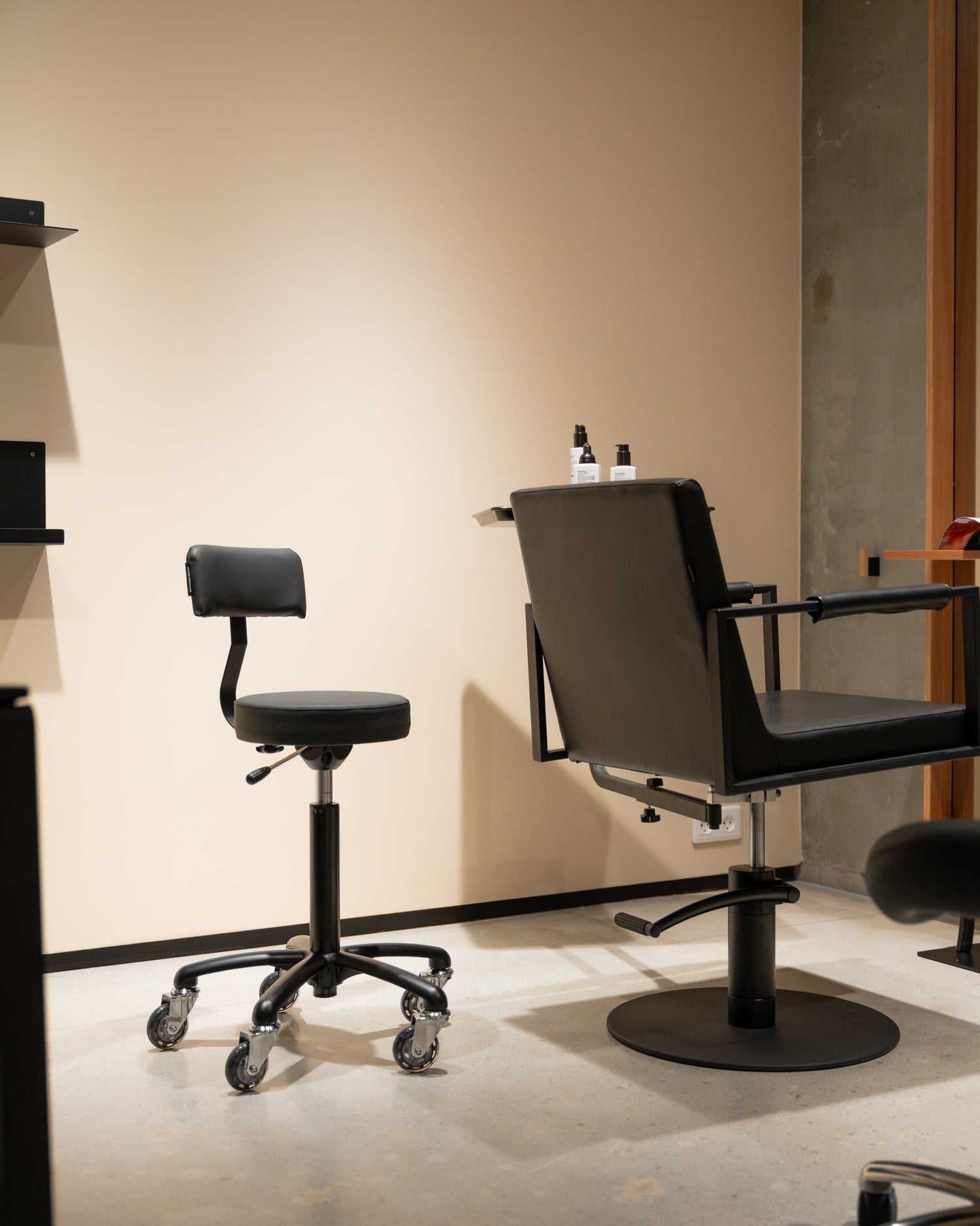 Rolio - sort klippestol med ryglæn og roller hjul