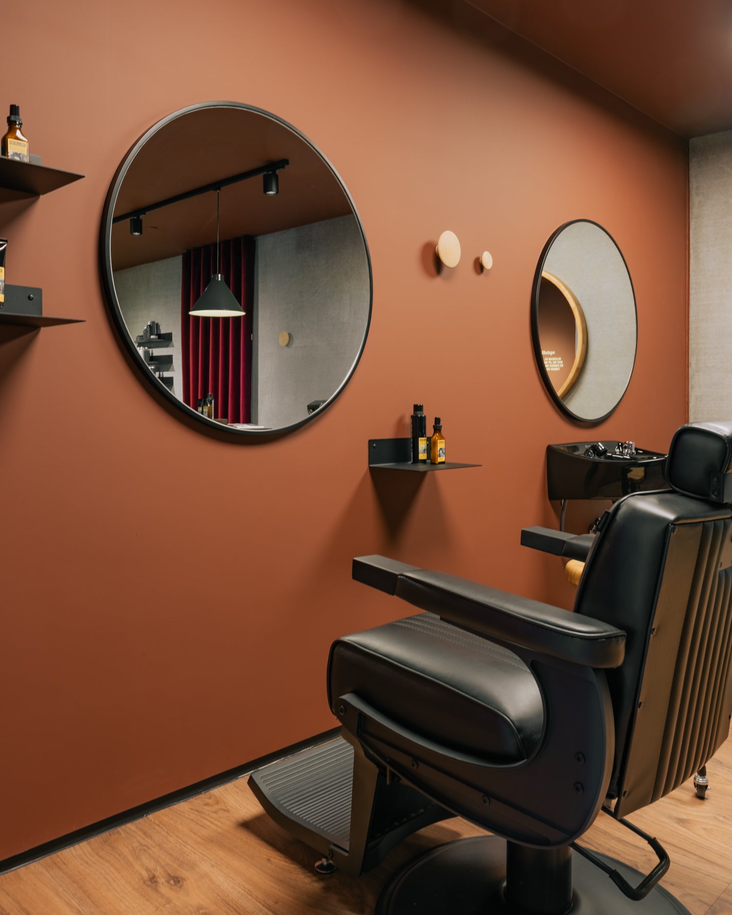 Slim Black - 32cm aluminum shelf in black powder coating