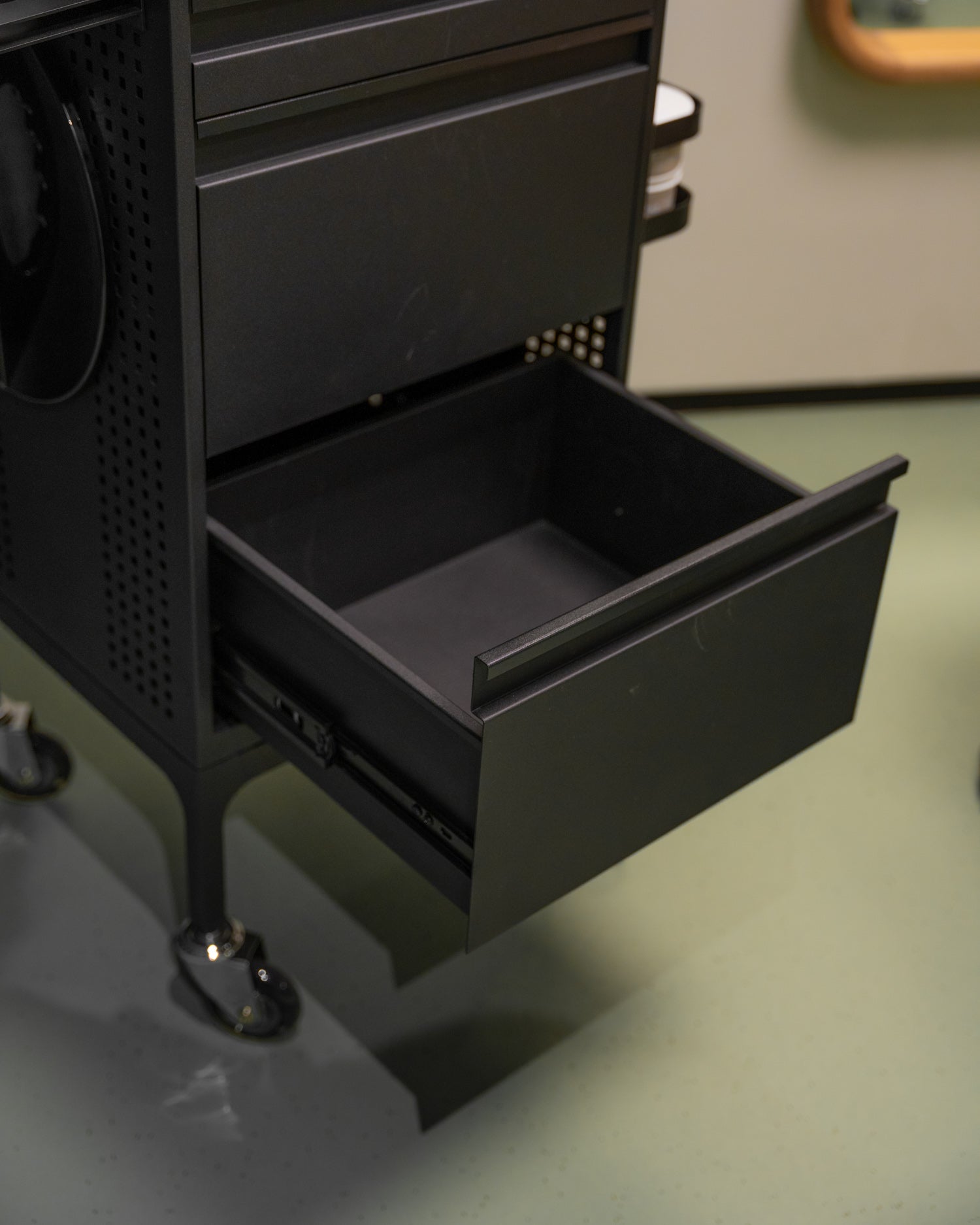 Studio 3 - Sort rullebord - 3 skuffer og ekstra hylde